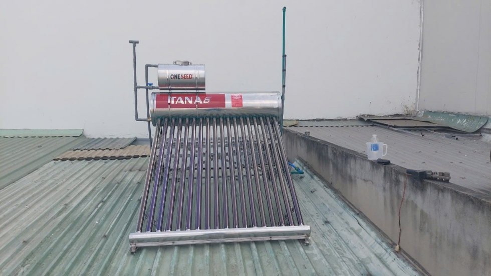 lap dat may nuoc nong nang luong mat troi ket hop binh nuoc phu